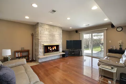 680 Manor Ct, Des Plaines, IL 60016 photo 7