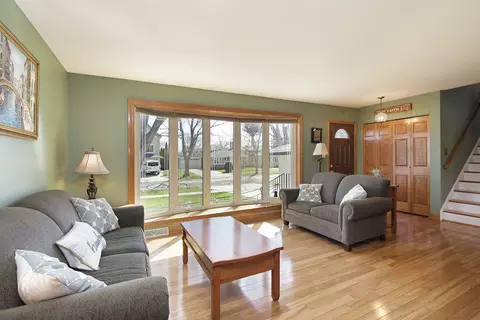 680 Manor Ct, Des Plaines, IL 60016 photo 3