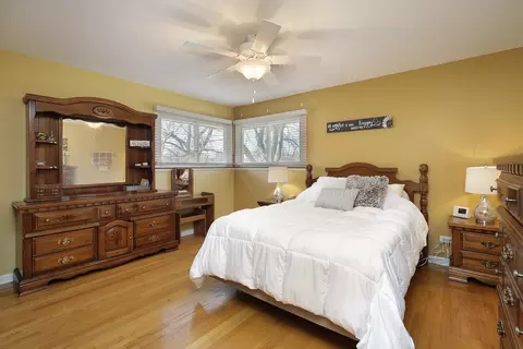 680 Manor Ct, Des Plaines, IL 60016 photo 9