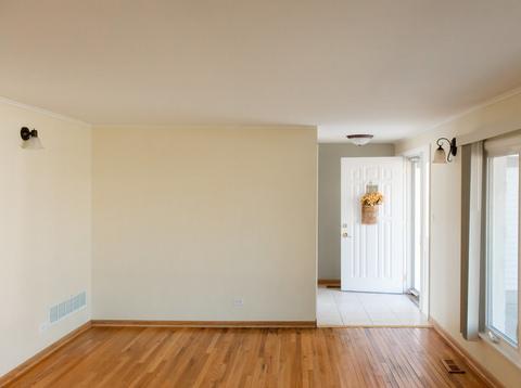 1827 E Bittersweet Ln, Mount Prospect, IL 60056 photo 2