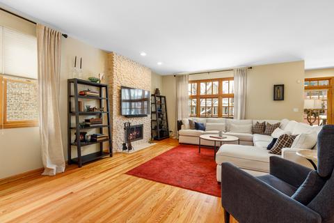 2129 W Warner Ave, Chicago, IL 60618 photo 4