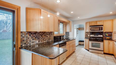 585 Marshall Dr, Des Plaines, IL 60016 photo 6