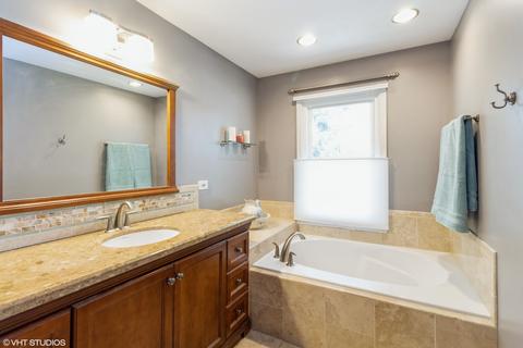 1030 Willoby Ln, Elgin, IL 60120 photo 18
