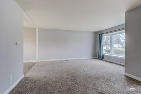 95 Circle Dr E, Montgomery, IL 60538 photo 4