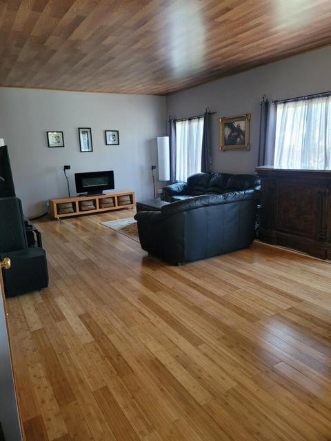 1909 Royal Ln, Aurora, IL 60503 photo 2