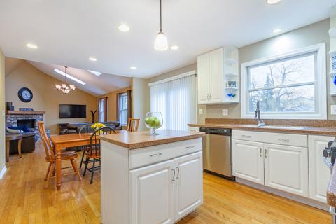 136 Amherst Dr, Bartlett, IL 60103 photo 4