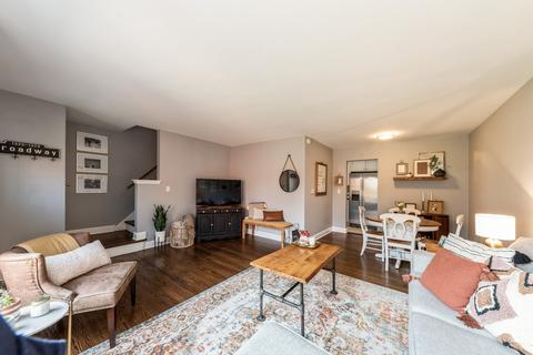 636 E Shabonee Trl, Mount Prospect, IL 60056 photo 3