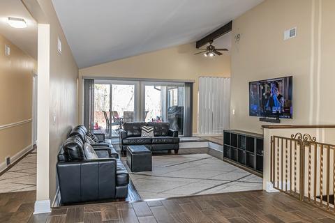 1890 Big Bend Dr, Des Plaines, IL 60016 photo 2