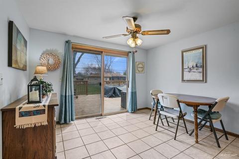 987 Ruth Dr, Elgin, IL 60123 photo 4