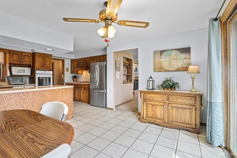 987 Ruth Dr, Elgin, IL 60123 photo 8