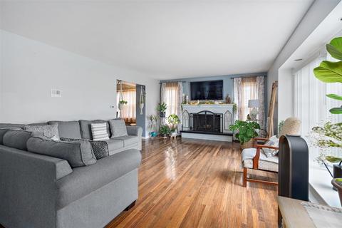 460 Maple Ave, Aurora, IL 60505 photo 2