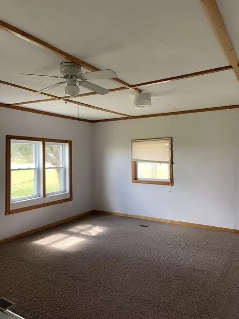 327 N Maple St, Compton, IL 61318 photo 2