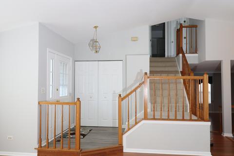 1232 Clover Ln, Hoffman Estates, IL 60192 photo 3