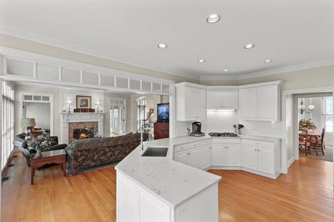 2010 Howard St, Wheaton, IL 60187 photo 9