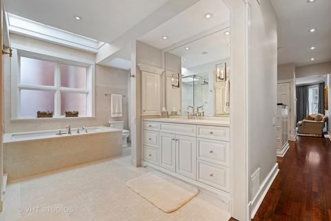 38 Elm St, Chicago, IL 60611 photo 37
