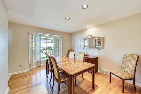 1651 Silverpine Dr, Northbrook, IL 60062 photo 9