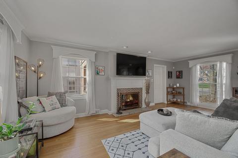 1011 N Main St, Wheaton, IL 60187 photo 8