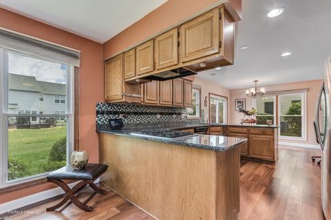 935 Harmon Blvd, Hoffman Estates, IL 60169 photo 11