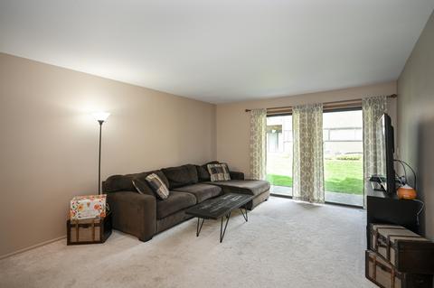 2 Creekside Cir #B, Elgin, IL 60123 photo 3