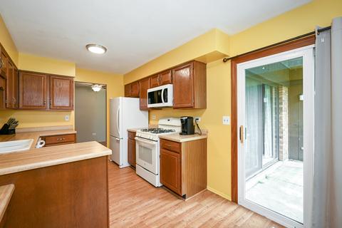 2 Creekside Cir #B, Elgin, IL 60123 photo 11