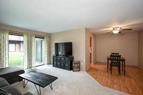 2 Creekside Cir #B, Elgin, IL 60123 photo 2