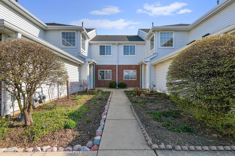992 Spring Ct, Darien, IL 60561 photo 2