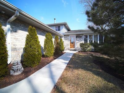 8041 S Oconto St, Bridgeview, IL 60455 photo 2