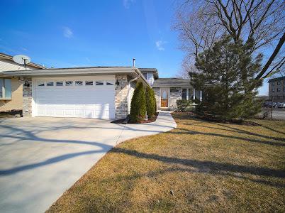 8041 S Oconto St, Bridgeview, IL 60455 photo 1
