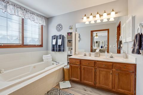 970 Ascot Dr, Elgin, IL 60123 photo 9