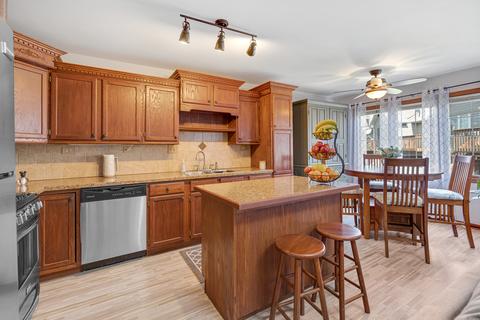 970 Ascot Dr, Elgin, IL 60123 photo 4