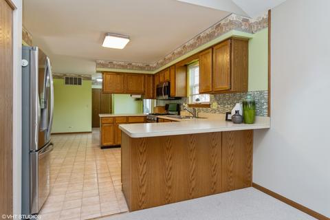 107 Forestview Ln, Aurora, IL 60502 photo 3