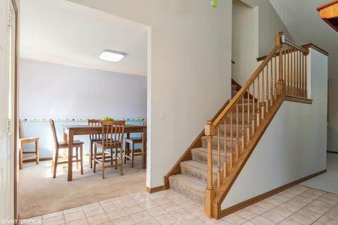 107 Forestview Ln, Aurora, IL 60502 photo 2