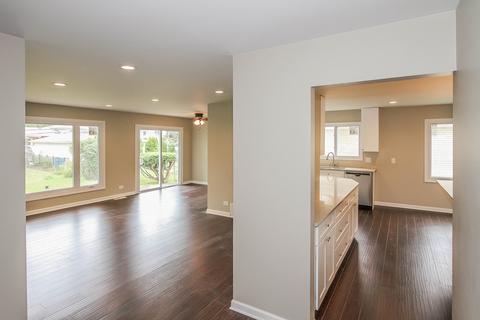 650 Cordial Dr, Des Plaines, IL 60016 photo 2