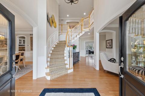 2111 Stonebridge Ct, Wheaton, IL 60189 photo 3