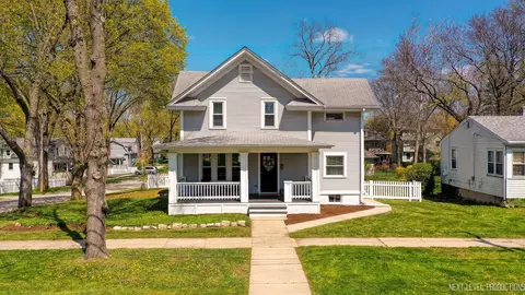 501 E Willow Ave, Wheaton, IL 60187 photo 3
