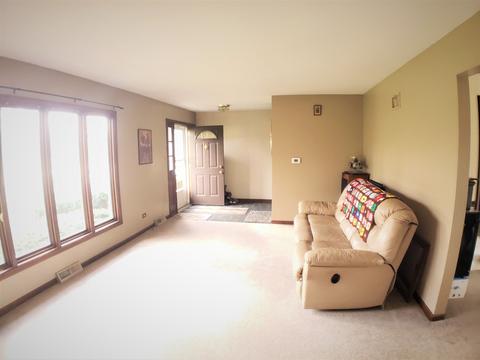 345 Meadow Ct, Willowbrook, IL 60527 photo 3