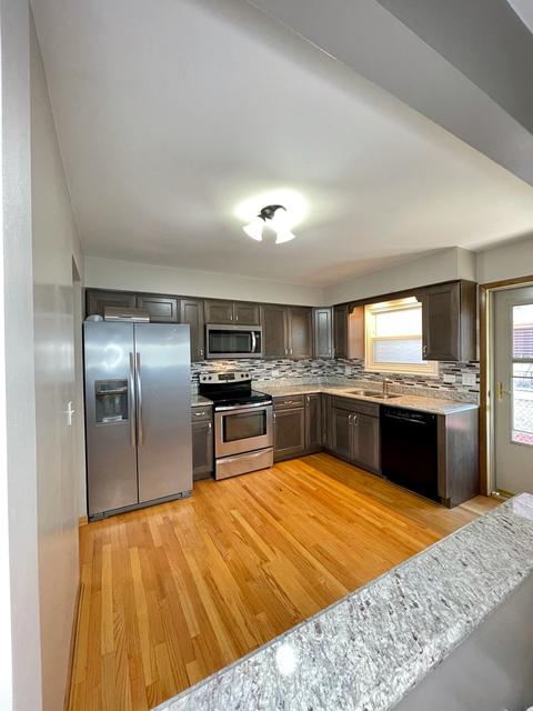 306 Bellaire Ave, Des Plaines, IL 60016 photo 3