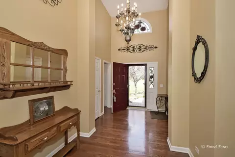 9 N240 Tamara Dr, Elgin, IL 60124 photo 2