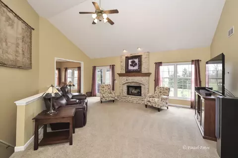 9 N240 Tamara Dr, Elgin, IL 60124 photo 3