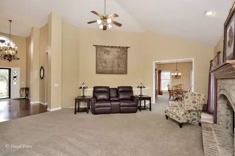 9 N240 Tamara Dr, Elgin, IL 60124 photo 4