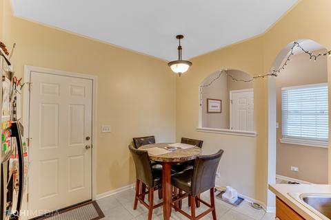 211 Hidden Pond Cir, Aurora, IL 60504 photo 6