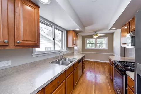 911 Eddy Ct, Wheaton, IL 60187 photo 8