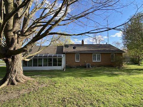306 E Wayne St, Le Roy, IL 61752 photo 2