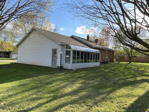 306 E Wayne St, Le Roy, IL 61752 photo 3