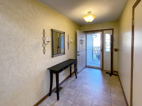 951 Ascot Dr, Elgin, IL 60123 photo 2