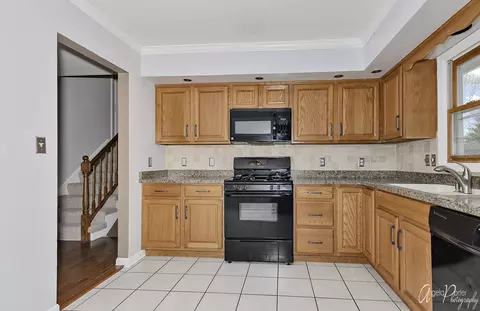 307 Augusta Dr, Mchenry, IL 60050 photo 9