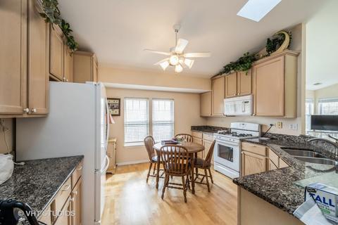 6535 Snug Harbor Dr, Willowbrook, IL 60527 photo 4