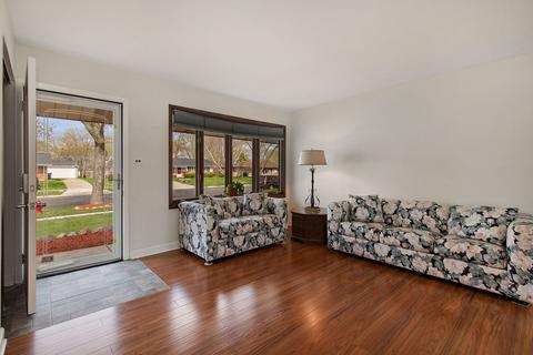 145 Washington Blvd, Hoffman Estates, IL 60169 photo 3
