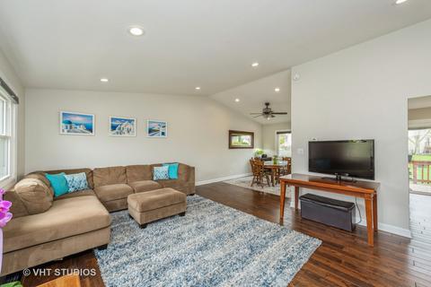 1660 Bicek Dr, Hoffman Estates, IL 60192 photo 2