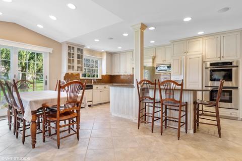 1001 Buckingham Dr, Wheaton, IL 60189 photo 6